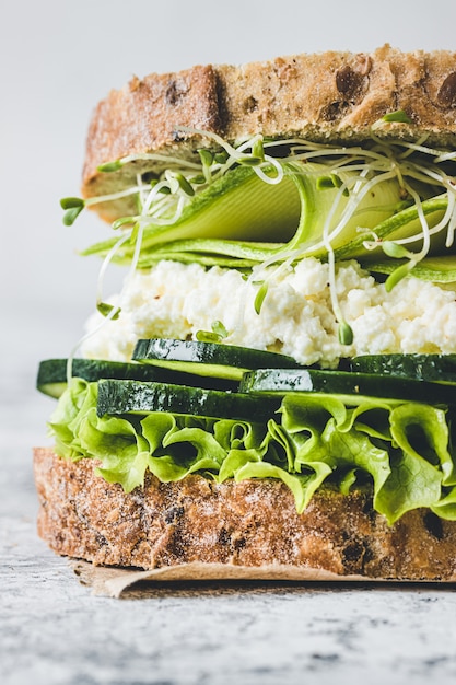 Foto vegetarische toast met groene groenten