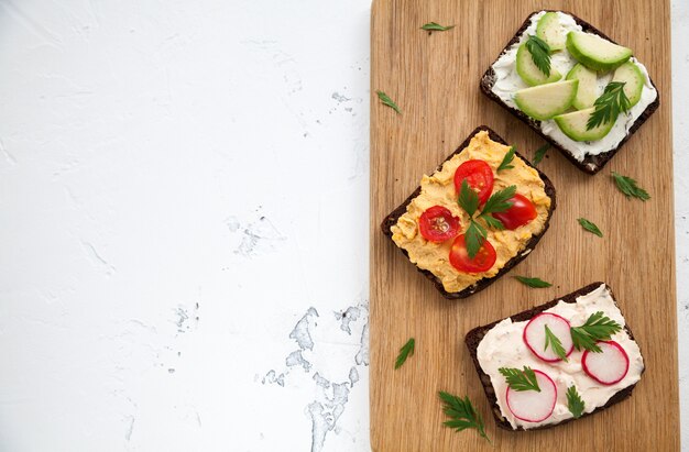 Vegetarische toast met roggebrood