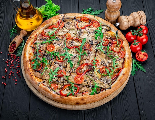 Vegetarische vleesloze pizza met aubergine en courgette