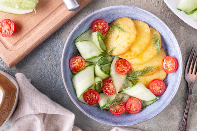 Vegetarische voedsel groentesalade op blauwe achtergrond