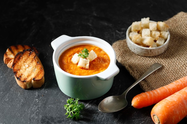 Vegetarische wortelsoep met gebakken stokbrood