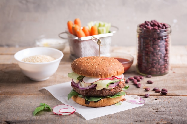 Veggie bean en quinoa burger met verse groenten