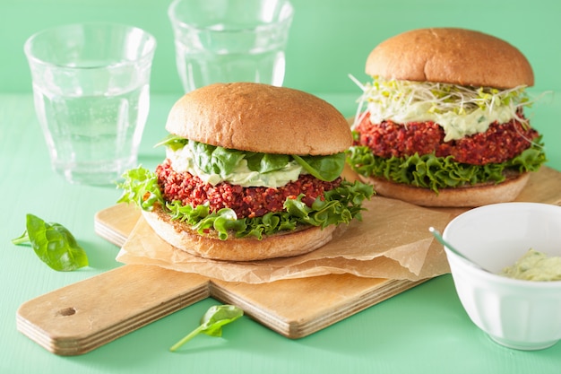 Veggie bieten- en quinoaburger met avocadodressing