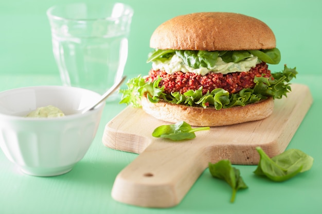 Veggie bieten- en quinoaburger met avocadodressing