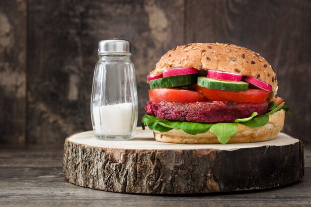 Veggie bietenburger op houten lijst