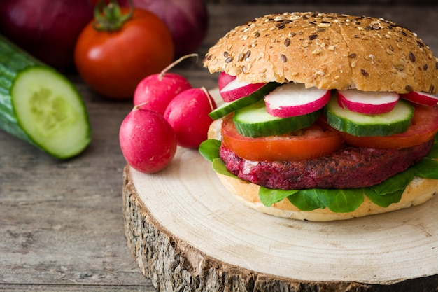 Veggie bietenburger op houten lijst