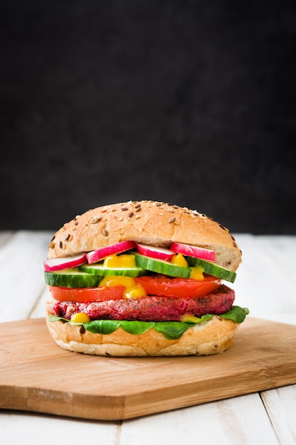 Veggie bietenburger op witte houten lijst