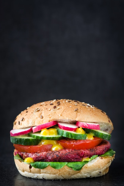 Veggie bietenhamburger op zwarte achtergrond