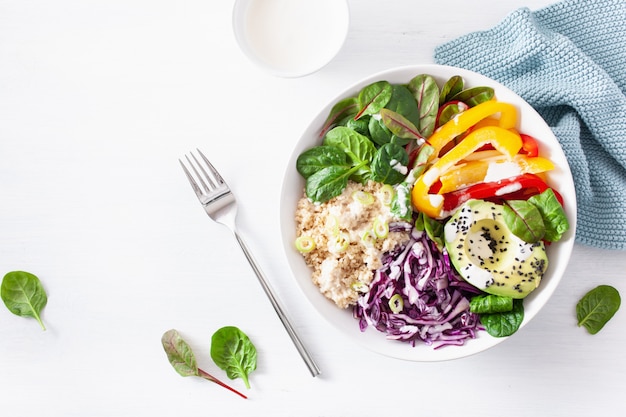 Veggie couscous lunchkom met avocado, paprika, spinazie en rode kool