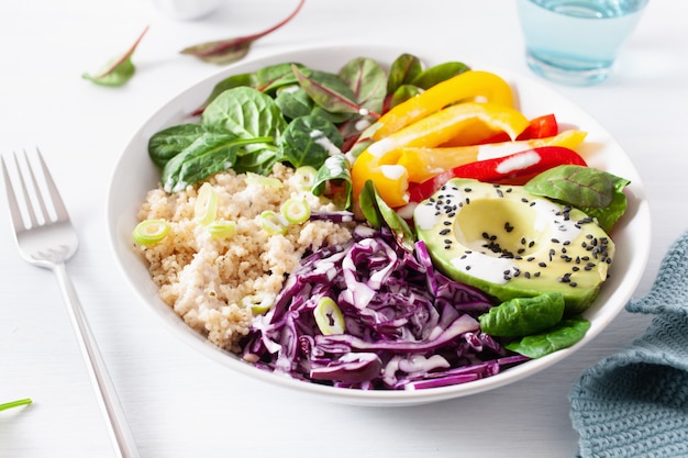 Veggie couscous lunchkom met avocado, paprika, spinazie en rode kool