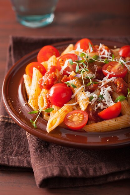 Veggie penne pasta met tomaten, parmezaanse tijm