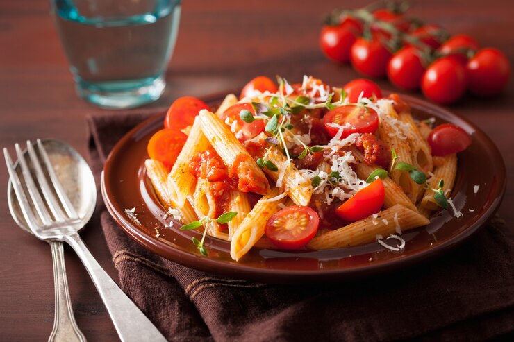 Photo veggie penne pasta with tomatoes parmesan thyme