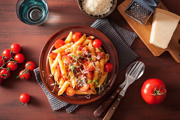 Photo veggie penne pasta with tomatoes parmesan thyme