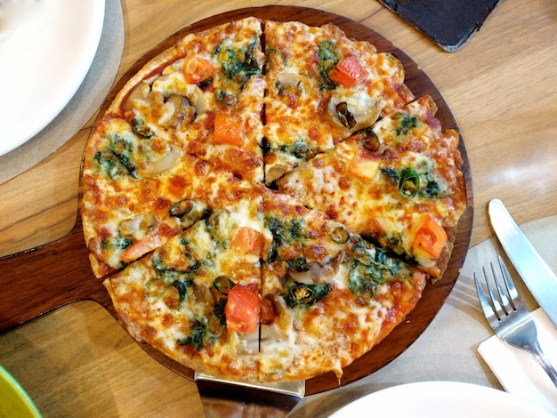 접시와 쟁반에 야채 피자