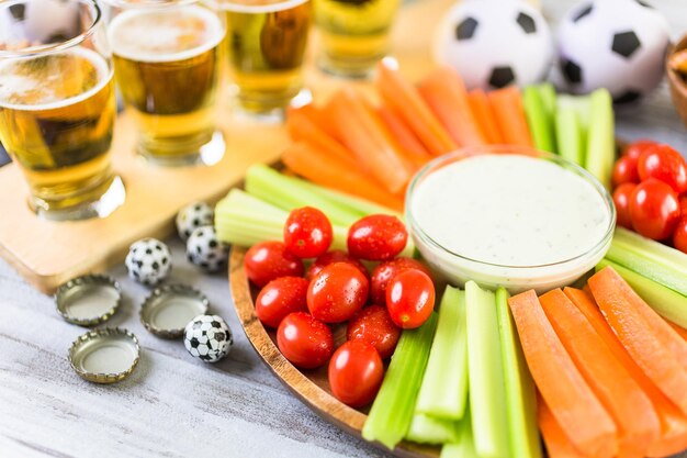 Foto piatto vegetariano con salsa per la festa di calcio.