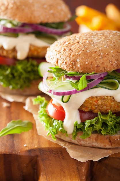 Veggie wortel en haverburger met komkommer, ui en tomaat