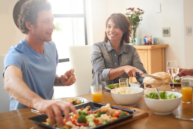 Veggies anyone Shot van een lachend stel dat samen aan het eten is