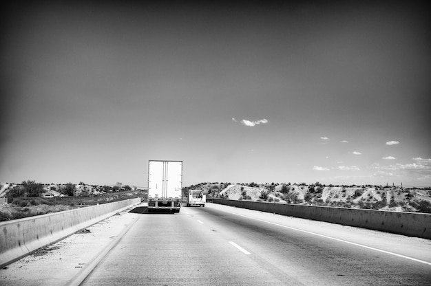 Photo vehicle on country road along landscape