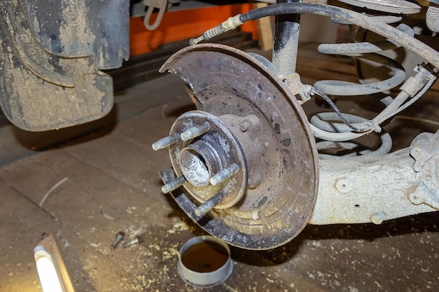 Фото Дисковый тормоз автомобиля под ремонт в процессе замены новых шин ремонт автомобильных тормозов в гараже