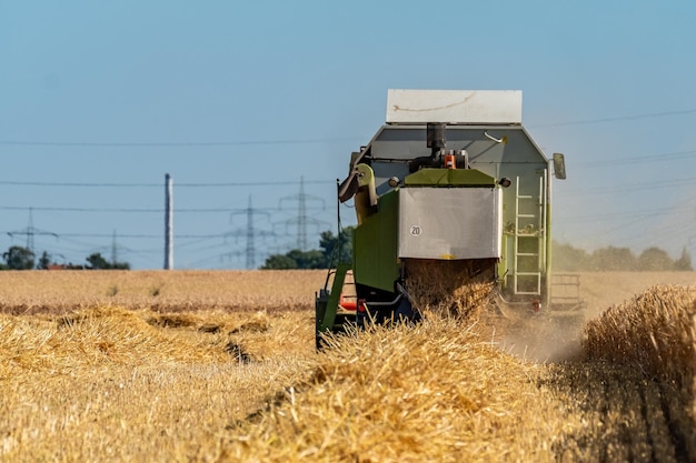 Photo vehicle of field against sky