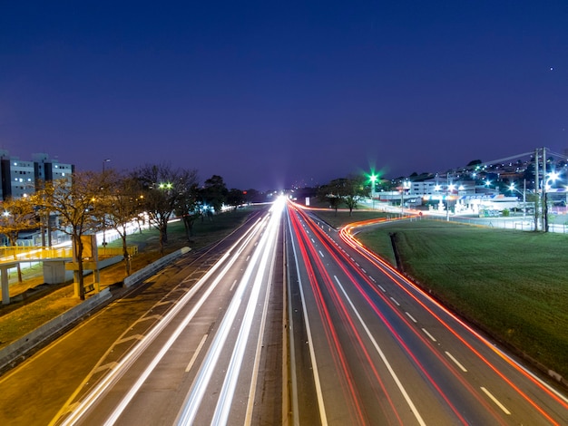 Vehicle traffic on the Presidente Dutra highway in the early evening.