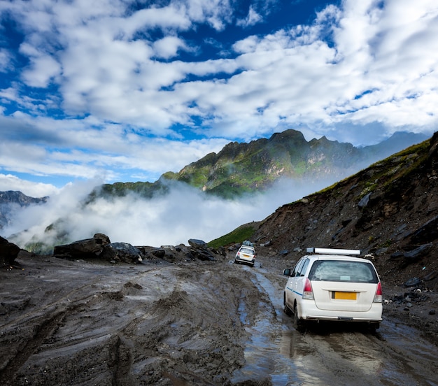 Photo vehicles on bad road in himalayas