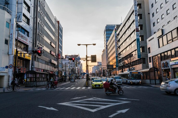 Photo 夕暮れの晴れた空に照らされた街の車両