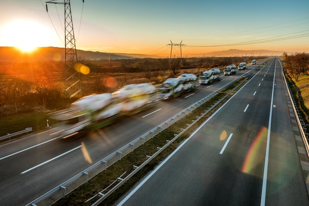 Foto veicoli sull'autostrada contro il cielo