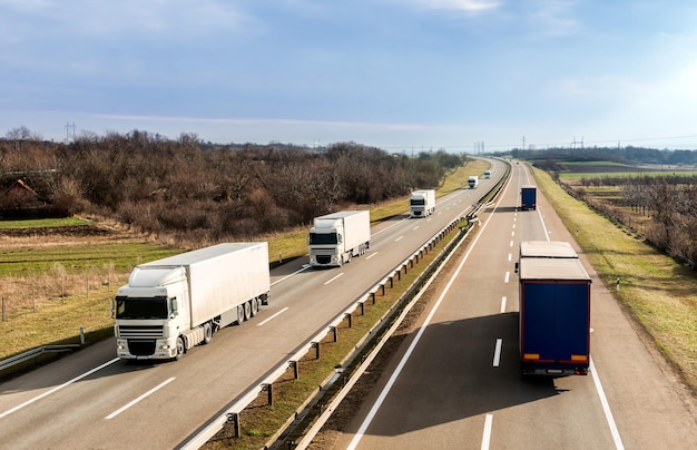 Foto veicoli su autostrada contro il cielo