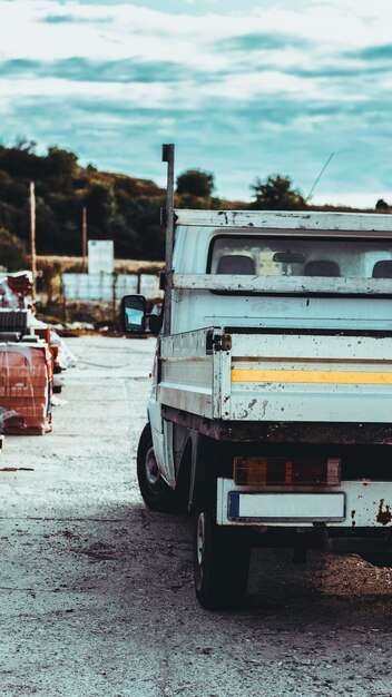 写真 街の空に照らされた道路での車両