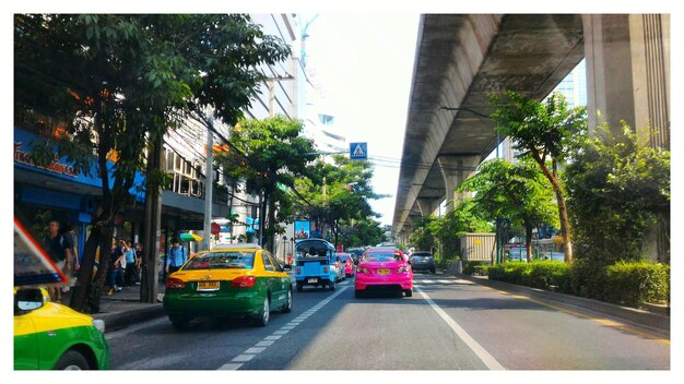 写真 都市の道路での車両