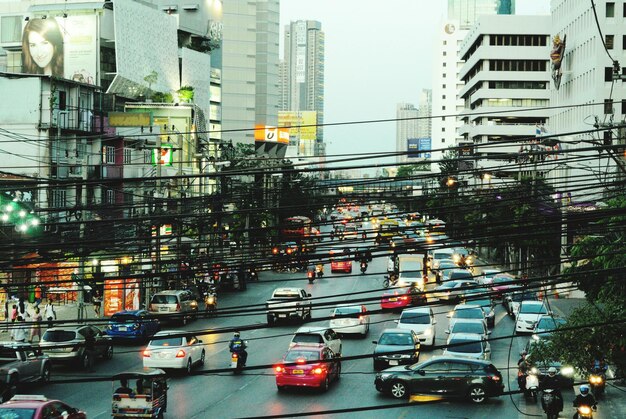 写真 建物の中の通りでの車両