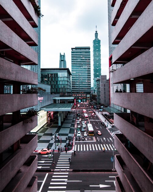 Foto veicoli sulla strada contro edifici