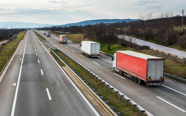 Photo vehicles on road against sky