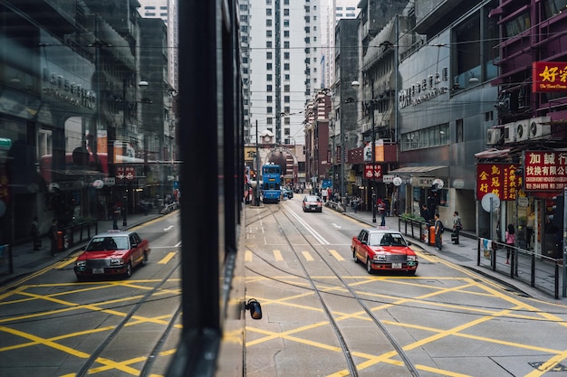 Photo vehicles on road along buildings