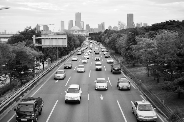 Foto veicoli sulla strada in città contro il cielo.