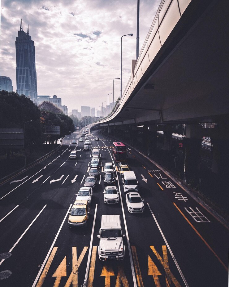 Photo 空に向かって街の道路に乗っている車両