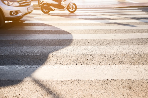 写真 横断歩道に立っている車