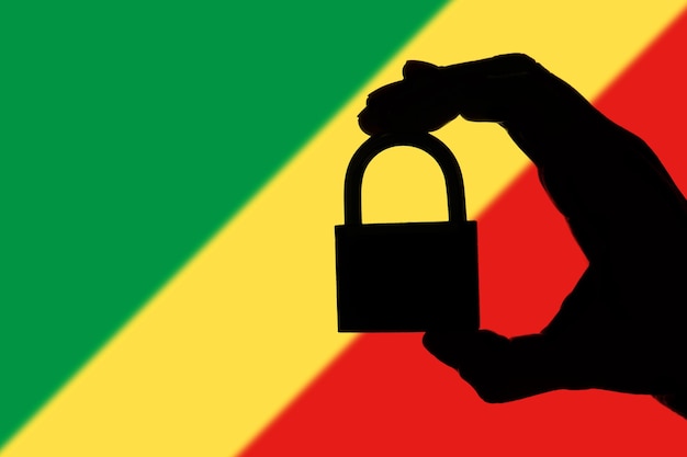 Veiligheid van de Republiek Congo Silhouet van hand met een hangslot boven de nationale vlag