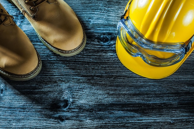 Veiligheidsbril laarzen helm op houten plank