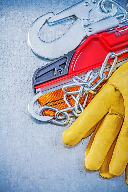 Veiligheidsharnas beschermende handschoenen constructieniveau op metalen achtergrond