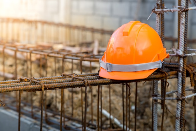 Veiligheidshelm, openlucht werkende ingenieur, die oranje helm draagt