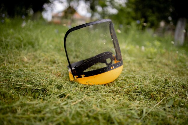 Veiligheidshelm voor de maaier op gemaaid gras