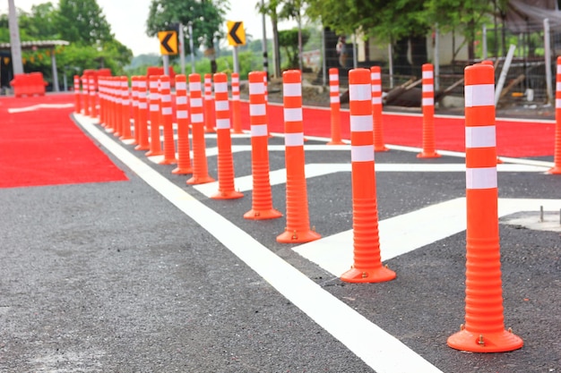 Foto veiligheidsmarkering met witte streep op plastic paal verkeersveiligheidsvoorziening waarschuwing op verschillende wegen