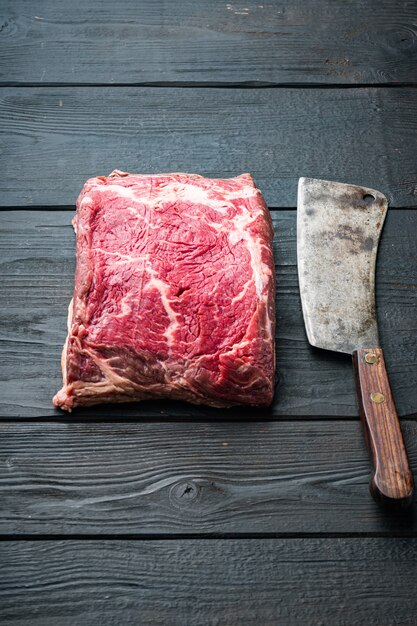 Veiny steak, gemarmerd rundvlees rauw vlees, op zwarte houten tafel