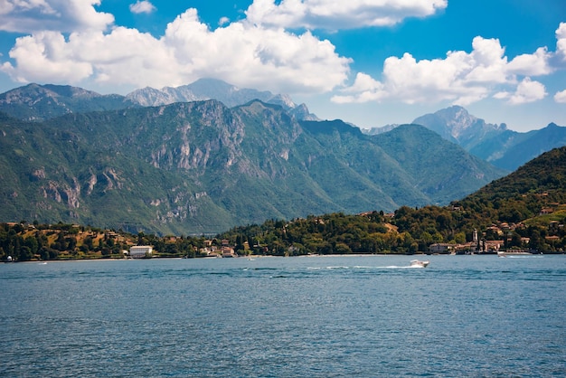 Вид на красивое озеро Комо в Италии летом