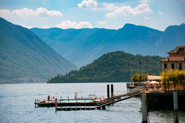 夏のイタリアの美しいコモ湖の眺め