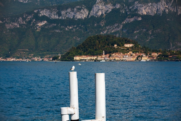 夏のイタリアの美しいコモ湖の眺め