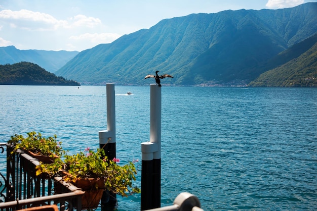 夏のイタリアの美しいコモ湖の眺め