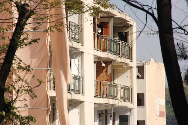 Foto vista del sito di distruzione di un vecchio appartamento di un edificio residenziale